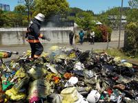 消火活動を不安げに見守る地域住民